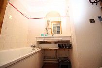 Les Melezets - badkamer met wastafel en ligbad